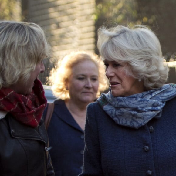 La Duchesse de Cornouailles, Camilla Parker Bowles, avec ses 2 chiens Bluebell et Beth , se rend a un refuge pour chiens Battersea Dogs & Cats a Londres le 12 decembre 2012 