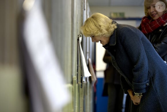 La Duchesse de Cornouailles, Camilla Parker Bowles, se rend a un refuge pour chiens Battersea Dogs & Cats a Londres le 12 decembre 2012 