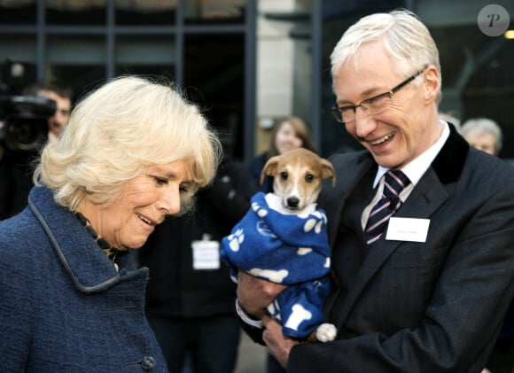 La Duchesse de Cornouailles, Camilla Parker Bowles, se rend a un refuge pour chiens Battersea Dogs & Cats a Londres le 12 decembre 2012  12th December, 2012: The Duchess of Cornwall (L) speaks with television presenter Paul