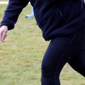 Camilla Parker-Bowles, duchesse de Cornouailles fait faire un parcours agility à son chien "Beth" lors de sa visite dans un refuge pour animaux à Old Windsor le 1er février 2017. 