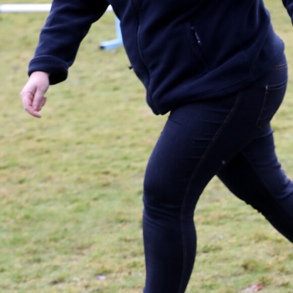Camilla Parker-Bowles, duchesse de Cornouailles fait faire un parcours agility à son chien "Beth" lors de sa visite dans un refuge pour animaux à Old Windsor le 1er février 2017. 
