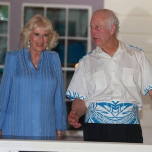 Elle vient de perdre, avec le roi Charles, un être très cher à son coeur 
Le roi Charles III d'Angleterre et la reine consort Camilla Parker Bowles lors d'une réception au musée Robert Louis Stevenson dans les Iles Samoa, à l'occasion de leur visite en Australie. Le 25 octobre 2024 © Ian Vogler / MirrorPix / Bestimage 