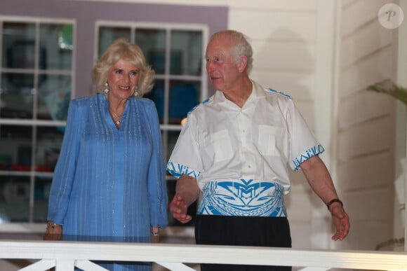 Elle vient de perdre, avec le roi Charles, un être très cher à son coeur 
Le roi Charles III d'Angleterre et la reine consort Camilla Parker Bowles lors d'une réception au musée Robert Louis Stevenson dans les Iles Samoa, à l'occasion de leur visite en Australie. Le 25 octobre 2024 © Ian Vogler / MirrorPix / Bestimage 