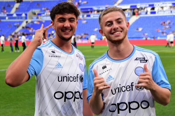 Youtubeur Inoxtag et Michou lors du match de football caritatif entre l'OL Légendes et la team Unicef au Groupama Stadium à Lyon en faveur des enfants d'Ukraine et pour célébrer les 20 ans du premier titre de Champion de France de l Olympique Lyonnais le 10 mai 2022. © Romain Doucelin / Bestimage