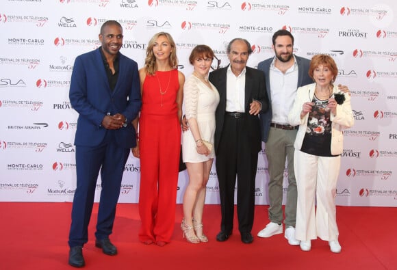 Un couple refuse notamment depuis un moment de filmer des scènes en particulier.
Loup-Denis Elion, Amélie Etasse, Anne-Élisabeth Blateau, Gérard Hernandez, David Mora et Marion Game lors de l'ouverture de la 57ème édition du Festival de la Télévision de Monte-Carlo le 16 juin 2017. © Denis Guignebourg / Bestimage