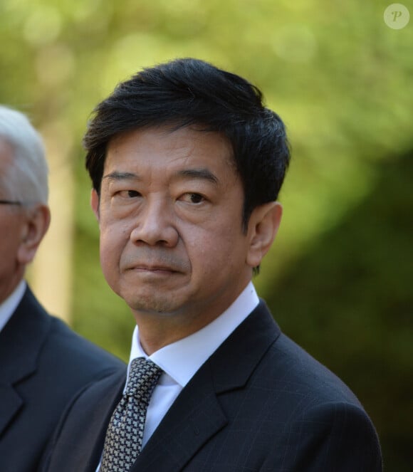 Avec Sir Dickson Poon
Le prince William rencontre M. Dickson Poon lors de l'inauguration d'un nouveau bâtiment sur le campus de l'Université d'Oxford ((The Dickson Poon University of Oxford China Centre Building), le 8 septembre 2014, jour de l'annonce de la seconde grossesse de son épouse Kate Middleton. Le prince a été accueilli par une fillette de 5 ans, Bethlily Barton, chargée de lui offrir un cygne en peluche pour George et des fleurs pour Kate. 