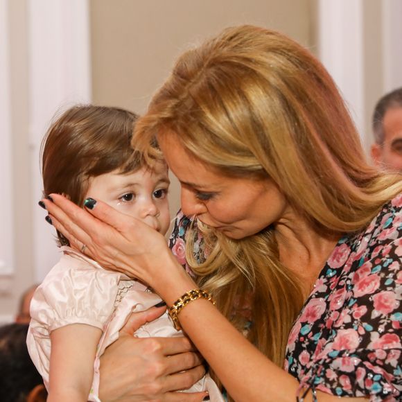 Exclusif - Adriana Karembeu, sa fille Nina Ohanian - Adriana reçoit la médaille Charles Aznavour à la soirée caritative organisée au Palais du Pharo, au profit de l'école arménienne Abovian. Marseille, le 26 octobre 2019. Adriana, son mari et leur fille sont invités d'honneur de la soirée organisée autour du thème de l'enfance par E.Melkonian et K.Khurshudyan. Adriana a reçu la médaille Charles Aznavour en présence de M.Vassal (présidente du conseil de la métropole d'Aix-Marseille-Provence et du conseil départemental des Bouches-du-Rhône), de R.Findykian et D.Gasparyan, maire de Echmiadzine, le "vatican arménien" et la première femme à devenir maire en Arménie. © Philippe Doignon / Bestimage