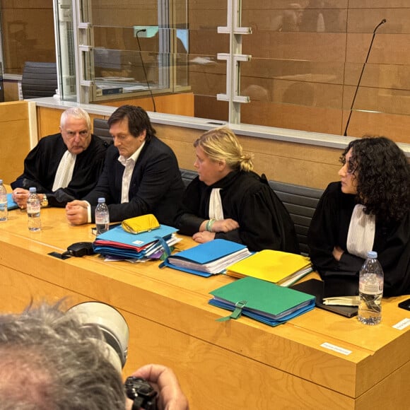 Pierre Palmade au tribunal de Melun avec ses avocats Me Alain Barsikian et Me Céline Lasek pour son procès pour blessures involontaires à la suite d'un accident de la route en février 2023 dans lequel sa voiture a percuté un autre véhicule à Melun. Le 20 novembre 2024. © Christophe Clovis / Bestimage 