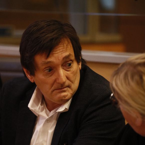 Quant à son compagnon, il était absent hier dans la salle d'audience, car il était impossible pour lui d'affronter "les regards et la personne qui est la cause de la mort de (leur) enfant"...
Pierre Palmade au tribunal de Melun avec ses avocats pour son procès pour blessures involontaires à la suite d'un accident de la route en février 2023 dans lequel sa voiture a percuté un autre véhicule à Melun. Le 20 novembre 2024. © Christophe Clovis / Bestimage 