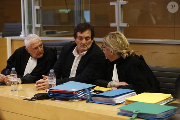 Pierre Palmade au tribunal de Melun avec ses avocats Me Alain Barsikian et Me Céline Lasek pour son procès pour blessures involontaires à la suite d'un accident de la route en février 2023 dans lequel sa voiture a percuté un autre véhicule à Melun. Le 20 novembre 2024. © Christophe Clovis / Bestimage 