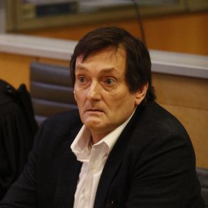 "Il a tué ma fille, elle était entière, j'ai compté ses doigts, elle m'a montré ses yeux. Elle est partie seule", a t-elle exprimé lors son audition par la juge d'instruction comme l'a rapporté "Le Figaro"
Pierre Palmade au tribunal de Melun avec ses avocats pour son procès pour blessures involontaires à la suite d'un accident de la route en février 2023 dans lequel sa voiture a percuté un autre véhicule à Melun. Le 20 novembre 2024. © Christophe Clovis / Bestimage 