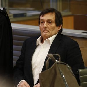 Ce 20 novembre 2024 à Melun, Pierre jugé pour "blessures involontaires aggravées" suite au terrible accident de la route qu'il a provoqué "sous l'emprise de stupéfiants" en 2023, a été condamné à cinq ans de prison, dont deux ferme, avec mandat de dépôt différé.
Pierre Palmade au tribunal de Melun avec ses avocats pour son procès pour blessures involontaires à la suite d'un accident de la route en février 2023 dans lequel sa voiture a percuté un autre véhicule à Melun. Le 20 novembre 2024. © Christophe Clovis / Bestimage