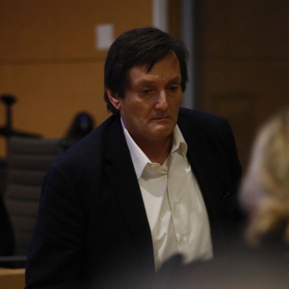 Celle qui devait prochainement se marier, a également interrompus tous ses préparatifs : "La robe et le costume sont toujours au placard".
Pierre Palmade au tribunal de Melun avec ses avocats pour son procès pour blessures involontaires à la suite d'un accident de la route en février 2023 dans lequel sa voiture a percuté un autre véhicule à Melun. Le 20 novembre 2024. © Christophe Clovis / Bestimage 