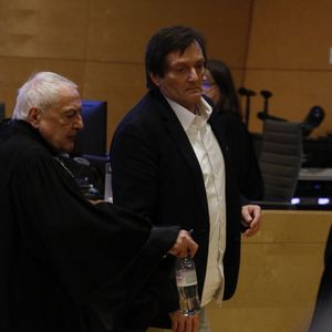 Pierre Palmade au tribunal de Melun avec ses avocats pour son procès pour blessures involontaires à la suite d'un accident de la route en février 2023 dans lequel sa voiture a percuté un autre véhicule à Melun. Le 20 novembre 2024. © Christophe Clovis / Bestimage 