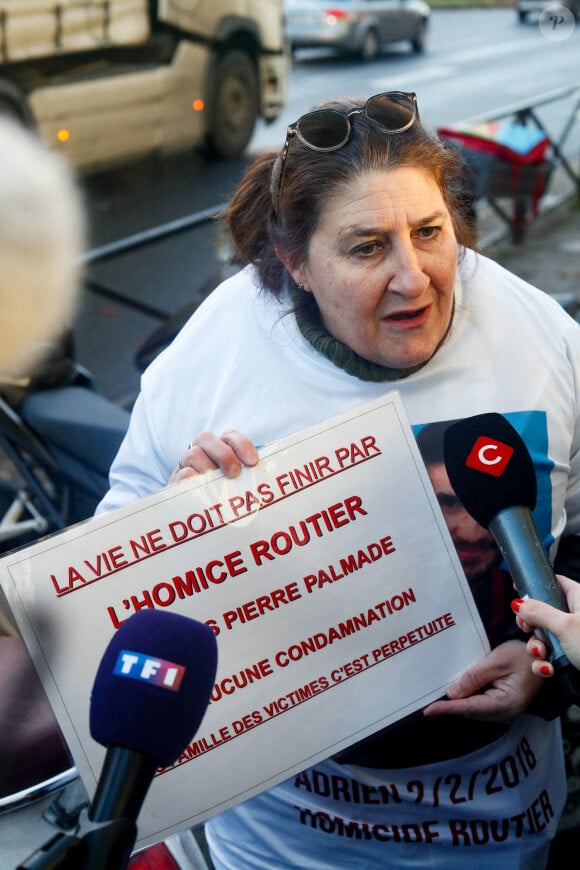 La mère de Adrien, victime d'un accident de la route, manifeste devant le tribunal de Melun à l'ouverture du procès de Pierre Palmade pour demander la condamnation des auteurs d'homicide routier le 20 novembre 2024. Son fils Adrien est mort le 2 février 2018. © Christophe Clovis / Bestimage