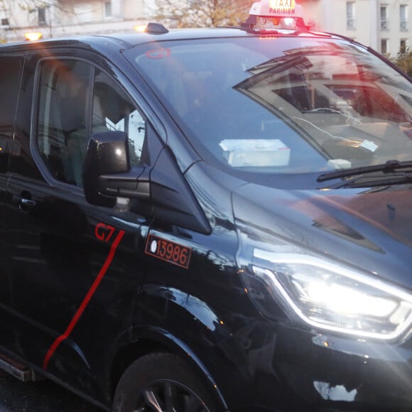 Pierre Palmade arrive en van au tribunal de Melun pour son procès pour blessures involontaires à la suite d'un accident de la route en février 2023 dans lequel sa voiture a percuté un autre véhicule. © Christophe Clovis / Bestimage 