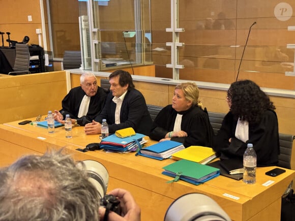 Pierre Palmade au tribunal de Melun avec ses avocats Me Alain Barsikian et Me Céline Lasek pour son procès pour blessures involontaires à la suite d'un accident de la route en février 2023 dans lequel sa voiture a percuté un autre véhicule à Melun. Le 20 novembre 2024. © Christophe Clovis / Bestimage 