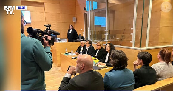 Pierre Palmade au tribunal de Melun avec ses avocats pour son procès pour blessures involontaires à la suite d'un accident de la route en février 2023 dans lequel sa voiture a percuté un autre véhicule à Melun le 20 novembre 2024. © BFM TV via Bestimage