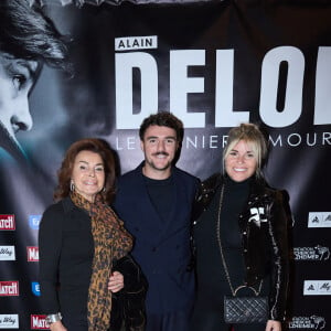 Exclusif - Dominique Tapie, Sophie Tapie (enceinte) , son mari Baptiste Germain au photocall de la soirée Ciné-concert symphonique "Alain Delon, le dernier Samouraï" au Palais des congrès à Paris le 8 novembre 2024 le jour de son anniversaire. © Jacovides / Moreau / Bestimage