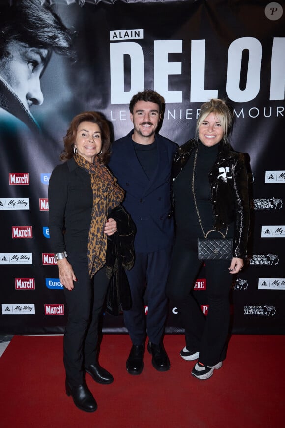 Exclusif - Dominique Tapie, Sophie Tapie (enceinte) , son mari Baptiste Germain au photocall de la soirée Ciné-concert symphonique "Alain Delon, le dernier Samouraï" au Palais des congrès à Paris le 8 novembre 2024 le jour de son anniversaire. © Jacovides / Moreau / Bestimage