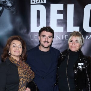 Exclusif - Dominique Tapie, Sophie Tapie (enceinte) , son mari Baptiste Germain au photocall de la soirée Ciné-concert symphonique "Alain Delon, le dernier Samouraï" au Palais des congrès à Paris le 8 novembre 2024 le jour de son anniversaire. © Jacovides / Moreau / Bestimage