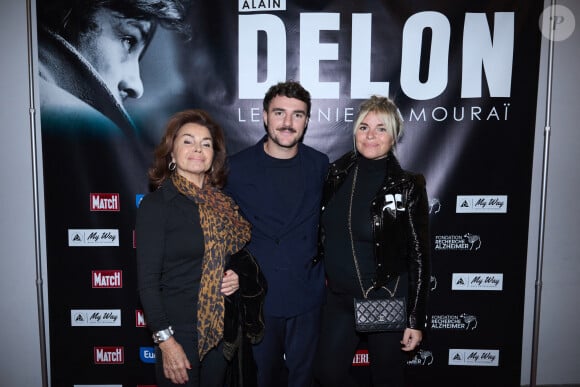 Exclusif - Dominique Tapie, Sophie Tapie (enceinte) , son mari Baptiste Germain au photocall de la soirée Ciné-concert symphonique "Alain Delon, le dernier Samouraï" au Palais des congrès à Paris le 8 novembre 2024 le jour de son anniversaire. © Jacovides / Moreau / Bestimage