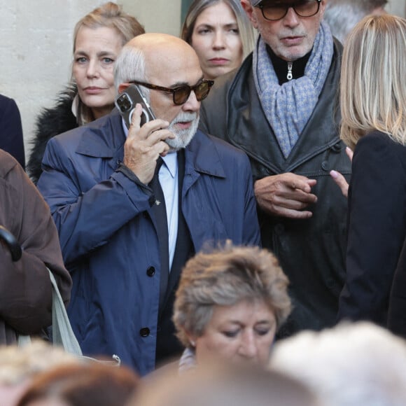 Sophie Duez, Gérard Jugnot et Thierry Lhermitte lors de la cérémonie d'enterrement de l'acteur français Michel Blanc à l'église Saint Eustache à Paris, France, le 10 octobre 2024. Il est décédé le 4 octobre à la suite d'une crise cardiaque consécutive à un choc anaphylactique. Blanc était connu pour son rôle du célibataire maladroit Jean-Claude Dusse dans le film "Les Bronzés" de 1978. Photo par Nasser Berzane/ABACAPRESS.COM