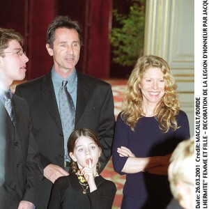 Ensemble, ils ont eu trois enfants, Victor, Astrée et Louise.
Thierry Lhermitte, sa femme et sa fille Louise en 2001 lors de la décoration de Gérard Jugnot des insignes de la légion d'honneur.