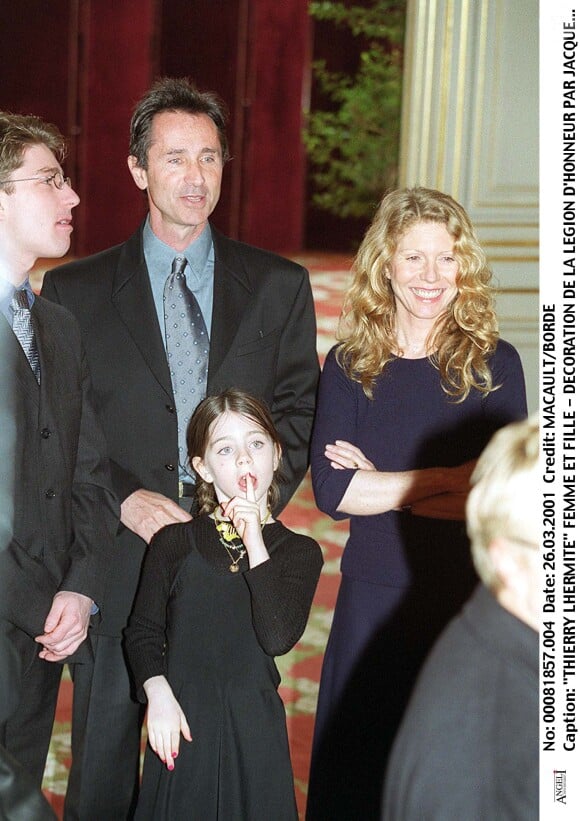 Ensemble, ils ont eu trois enfants, Victor, Astrée et Louise.
Thierry Lhermitte, sa femme et sa fille Louise en 2001 lors de la décoration de Gérard Jugnot des insignes de la légion d'honneur.