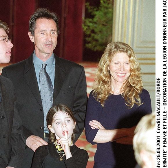 Ensemble, ils ont eu trois enfants, Victor, Astrée et Louise.
Thierry Lhermitte, sa femme et sa fille Louise en 2001 lors de la décoration de Gérard Jugnot des insignes de la légion d'honneur.