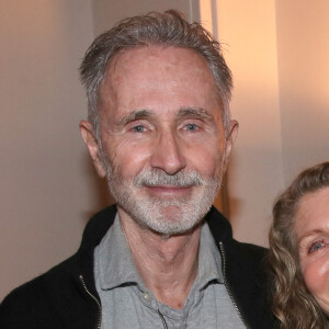 Exclusif - Thierry Lhermitte et sa femme Hélène - People à la représentation de la pièce de théâtre "Fleurs de soleil" au théâtre Antoine à Paris, France, le 16 mars 2023. © Bertrand Rindoff/Bestimage