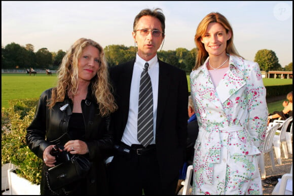 Thierry Lhermitte" et sa femme Hélène et Sophie Thalmann. Soirée de gala "Paris polo for Laureus" au polo club de Paris en 2004.