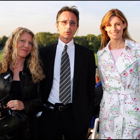 Thierry Lhermitte" et sa femme Hélène et Sophie Thalmann. Soirée de gala "Paris polo for Laureus" au polo club de Paris en 2004.