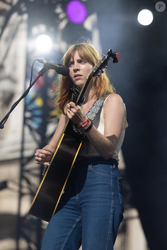 Sous le nom de scène de Lonny, Louise est devenue une chanteuse dont le talent est salué.Lonny en concert lors du festival Fnac Live sur le parvis de l'Hôtel de Ville de Paris. Le 29 juin 2022 © Jérémy Melloul / Bestimage