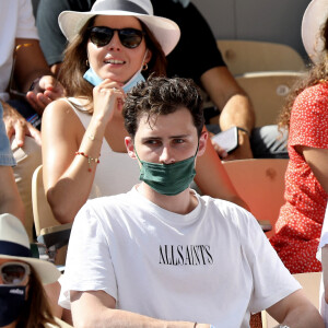 Gad Elmaleh et son fils Noé Elmaleh dans les tribunes des Internationaux de France de Roland Garros à Paris le 11 juin 2021. © Dominique Jacovides / Bestimage 