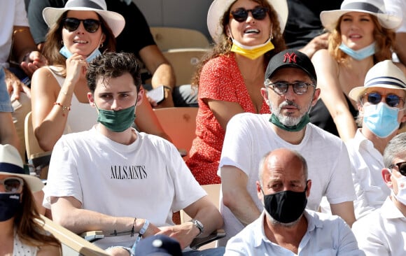 Gad Elmaleh et son fils Noé Elmaleh dans les tribunes des Internationaux de France de Roland Garros à Paris le 11 juin 2021. © Dominique Jacovides / Bestimage 