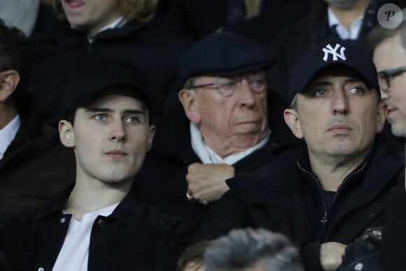 Gad Elmaleh et son fils Noe lors du match de football de la Première Ligue française, PSG vs Lille au Parc des Princes, France, le 2 novembre 2018. Le PSG a gagné 2-1. Photo par Henri Szwarc/ABACAPRESS.COM