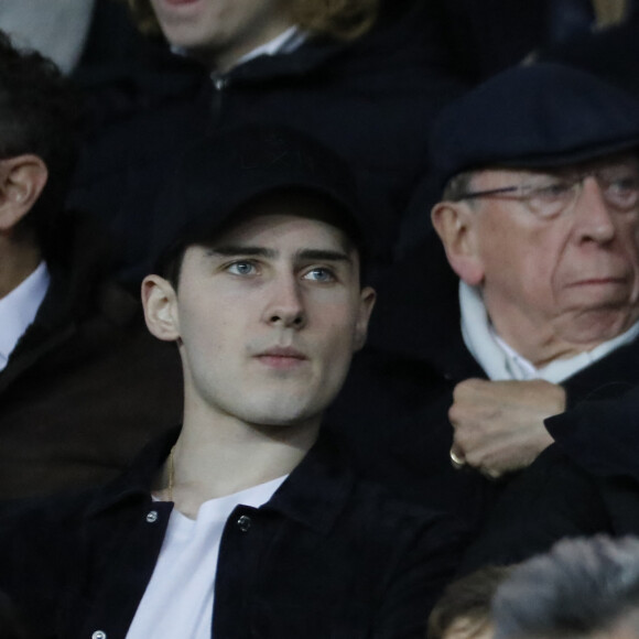 Gad Elmaleh et son fils Noe lors du match de football de la Première Ligue française, PSG vs Lille au Parc des Princes, France, le 2 novembre 2018. Le PSG a gagné 2-1. Photo par Henri Szwarc/ABACAPRESS.COM