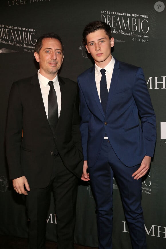 Si Gad Elmaleh continue de faire rire des salles combles, il apparaît aujourd'hui plus épanoui que jamais en tant que jeune grand-père de 53 ans.
Gad Elmaleh et son fils Noe Elmaleh assistant au Lyce Francais de New York Gala 2016 Honoring Gad Elmaleh tenu à Park Avenue Armory, 643 Park Avenue à New York City, NY, USA le 06 février 2016. Photo par Sylvain Gaboury/PMC/DDP USA/ABACAPRESS.COM