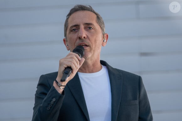 Gad Elmaleh s'exprime avant la messe du pape François au stade Vélodrome lors de sa visite à Marseille, France, le 23 septembre 2023. Photo par Laurent coust/ABACAPRESS.COM