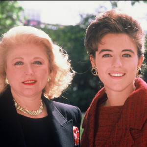 Archives - Barbara Taylor Bradford et Elizabeth Hurley sur le tournage d'un film en 1989.