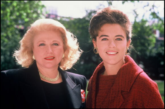 Archives - Barbara Taylor Bradford et Elizabeth Hurley sur le tournage d'un film en 1989.