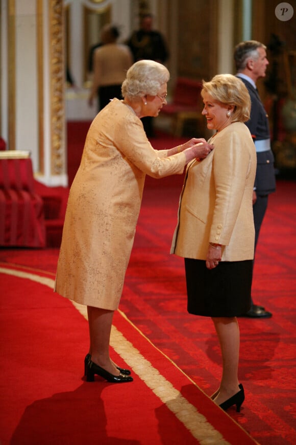 En 2007, elle est nommée Officier de l'Ordre de l'Empire britannique (OBE) par la reine Elizabeth II. 
Barbara Taylor Bradford qui reçoit l'OBE de la part de la reine Elizabeth II à Buckingham Palace.