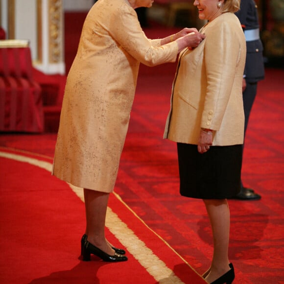 En 2007, elle est nommée Officier de l'Ordre de l'Empire britannique (OBE) par la reine Elizabeth II. 
Barbara Taylor Bradford qui reçoit l'OBE de la part de la reine Elizabeth II à Buckingham Palace.