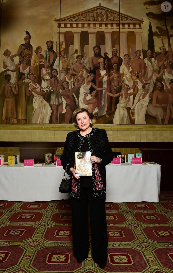 C'est très jeune qu'elle commence sa carrière, d'abord en tant que journaliste, jusqu'à devenir une romancière connue à travers le monde. 
Barbara Taylor Bradford à la "Romantic Novelists Association's Romantic Novel of the Year awards" au Whitehall Place, à Londres.