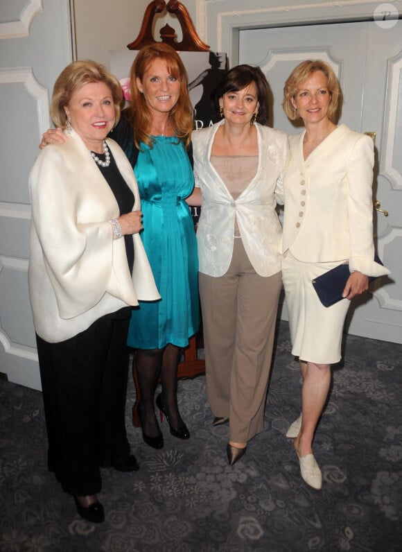 Barbara Taylor Bradford, Sarah Ferguson, Duchesse d'York, Cherie Blair et Jenny Seagrove, durant le "Barbara Taylor Bradford Woman of Substance Awards" au Dorchester à Park Lane, à Londres.