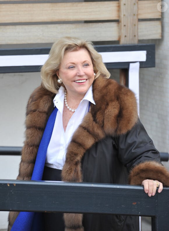 Des funérailles privées se tiendront prochainement dans la Grosse pomme, sa ville d'adoption.
Barbara Taylor Bradford vue aux ITV studios avant d'enregistrer "The Titchmatchmarsh Show" à Londres.