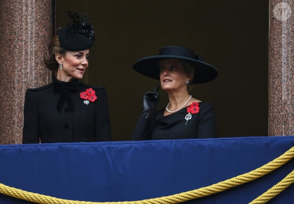 Début novembre, la princesse de Galles a d'ailleurs fait forte impression en participant aux commémorations du Souvenir.
Catherine Kate Middleton, princesse de Galles et Sophie Rhys-Jones duchesse d'Edimbourg honorent les disparus des deux guerres mondiales lors de la cérémonie Remembrance Sunday ( Dimanche du souvenir ) au Cénotaphe à Londres - 11 novembre 2024.