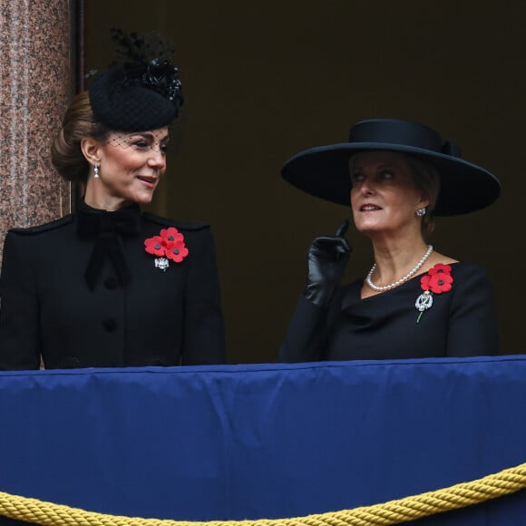 Début novembre, la princesse de Galles a d'ailleurs fait forte impression en participant aux commémorations du Souvenir.
Catherine Kate Middleton, princesse de Galles et Sophie Rhys-Jones duchesse d'Edimbourg honorent les disparus des deux guerres mondiales lors de la cérémonie Remembrance Sunday ( Dimanche du souvenir ) au Cénotaphe à Londres - 11 novembre 2024.