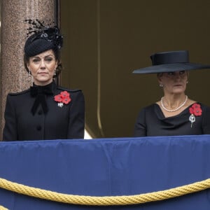 Catherine Kate Middleton, princesse de Galles et Sophie Rhys-Jones duchesse d'Edimbourg honorent les disparus des deux guerres mondiales lors de la cérémonie Remembrance Sunday ( Dimanche du souvenir ) au Cénotaphe à Londres - BGUK_3082982 - London, UNITED KINGDOM - Guests attend the Service Of Remembrance at The Cenotaph in London. Each year members of the British Royal Family join politicians, veterans and members of the public to remember those who have died in combat Pictured: Catherine Princess of Wales and Sophie Duchess of Edinburgh